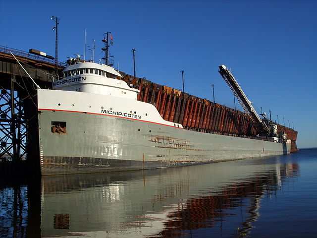 Грузовое судно Канады получило пробоину, столкнувшись с загадочным подводным объектом в озере Верхнее