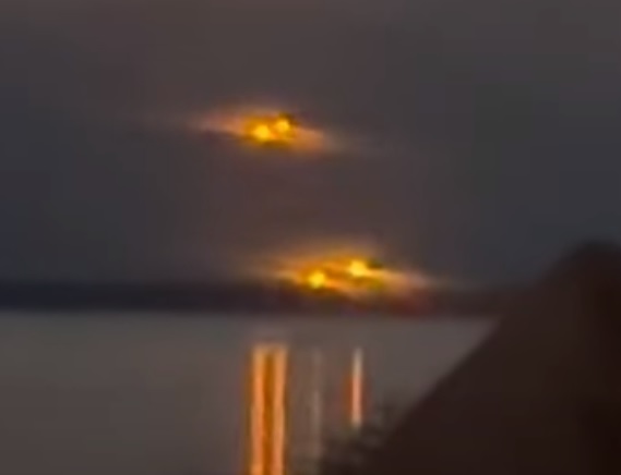 Над рекой в Канаде засняли два ярко сияющих шара-НЛО, к которым подлет...