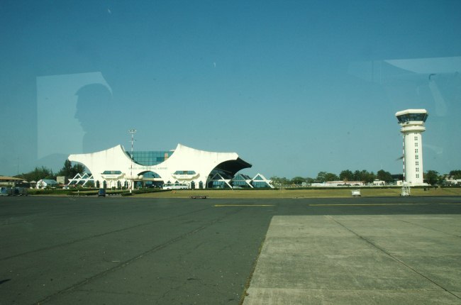 Гамбийский аэропорт Юндум построили инопланетяне?