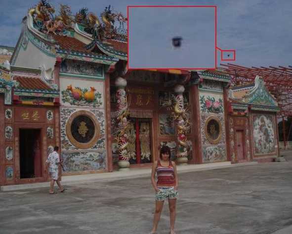НЛО на фотографиях преследуют девушку (2 фото)