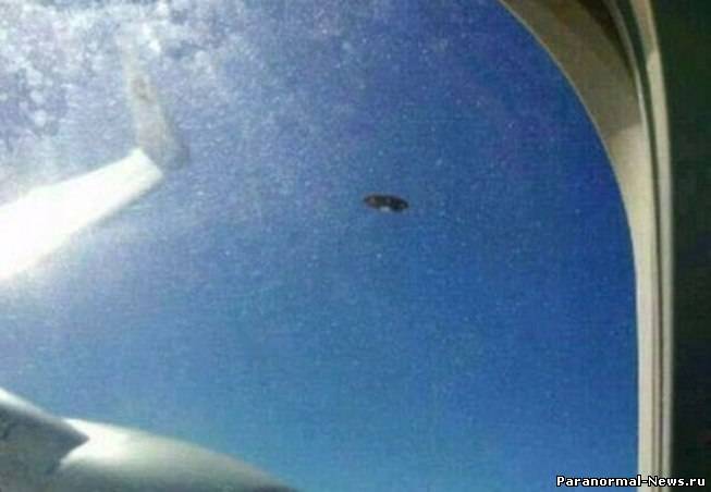 Очень четкий снимок НЛО с борта самолета