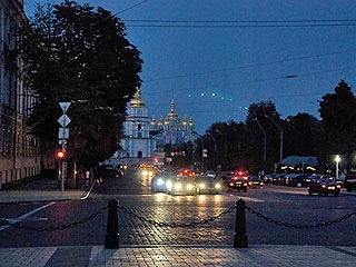 В Киеве замечено аркообразное НЛО, застывшее над Михайловским собором
