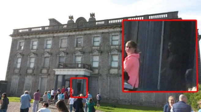 Посетитель ирландского особняка сфотографировал призрак девочки