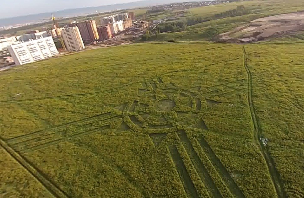 В Красноярске обнаружили огромный узор на траве
