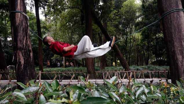 Мастер кунг-фу умеет спать, лежа на веревке